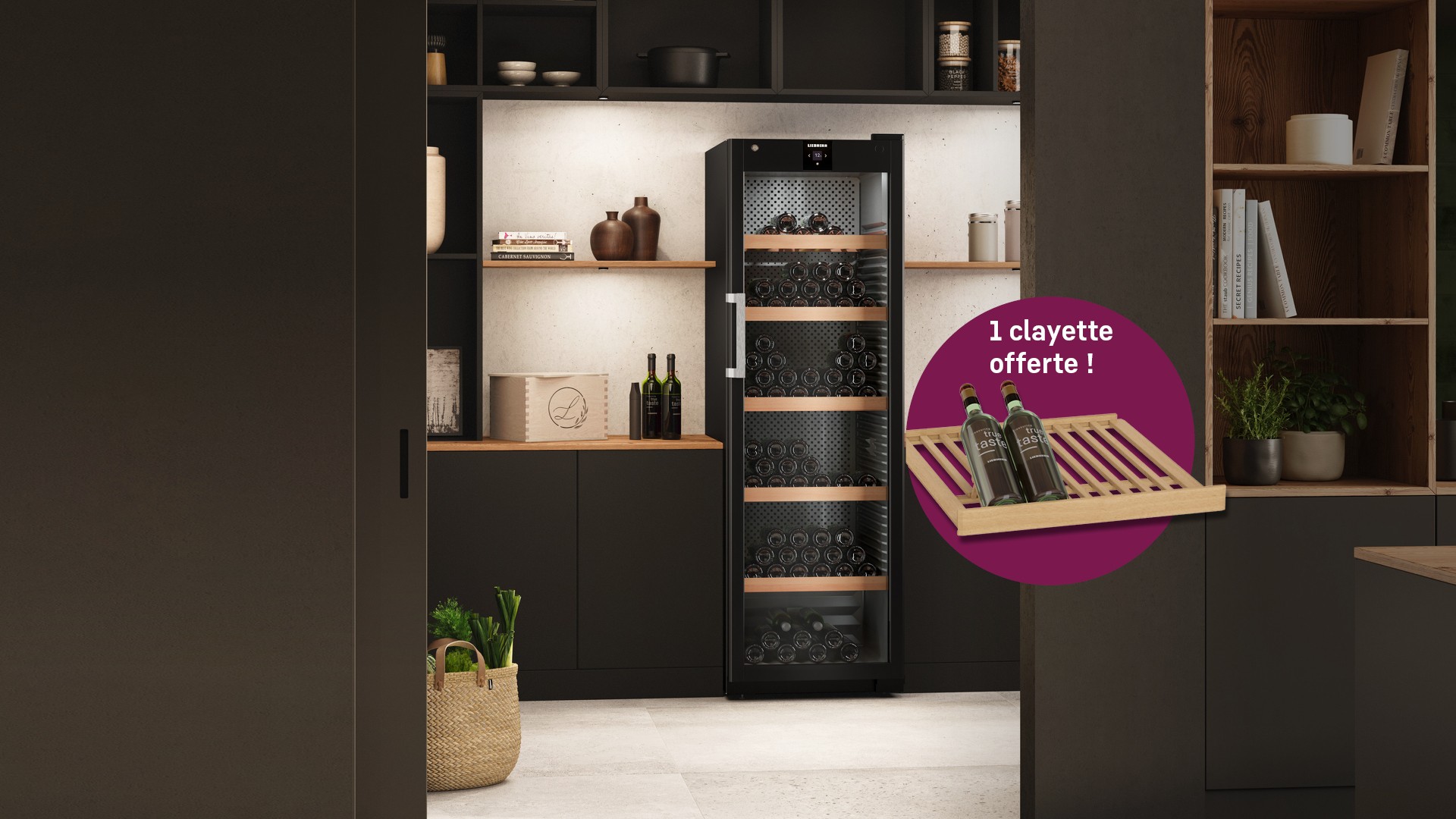 Grande cave à vin Grand cru Liebherr posée dans un espace salon design pour l'offre sur une clayette offerte.
