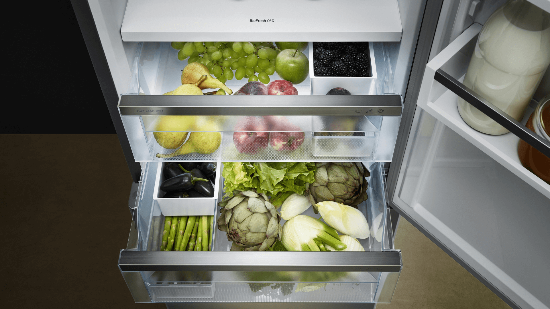 pulled out biofresh drawer with fruit and a flexsystem organising the produce in the drawer