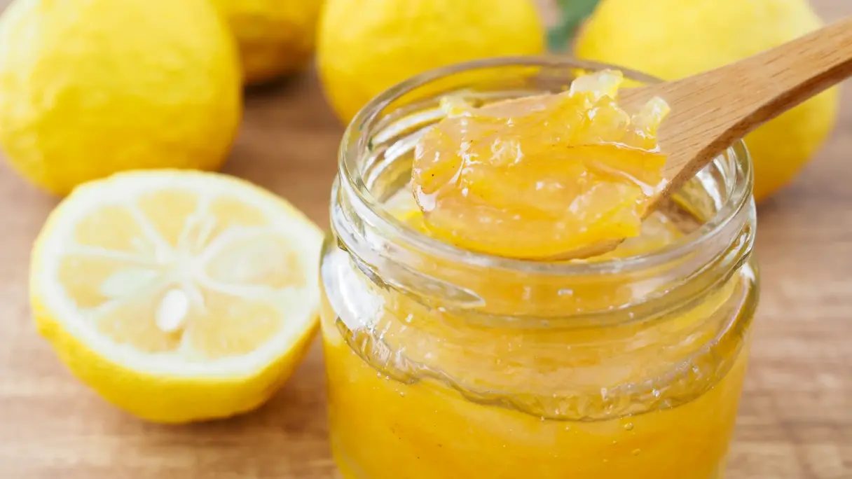Yuzu Yuzu Paste in einem Glas.