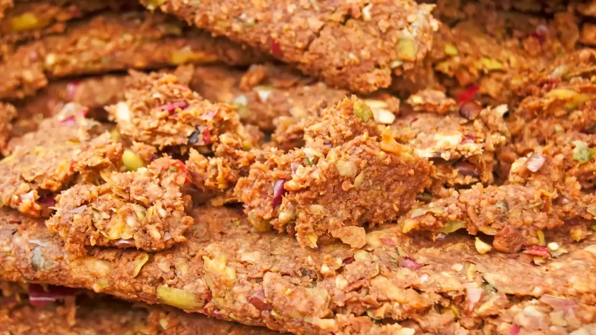 Apfel-Trester über das ganze Bild verteilt.