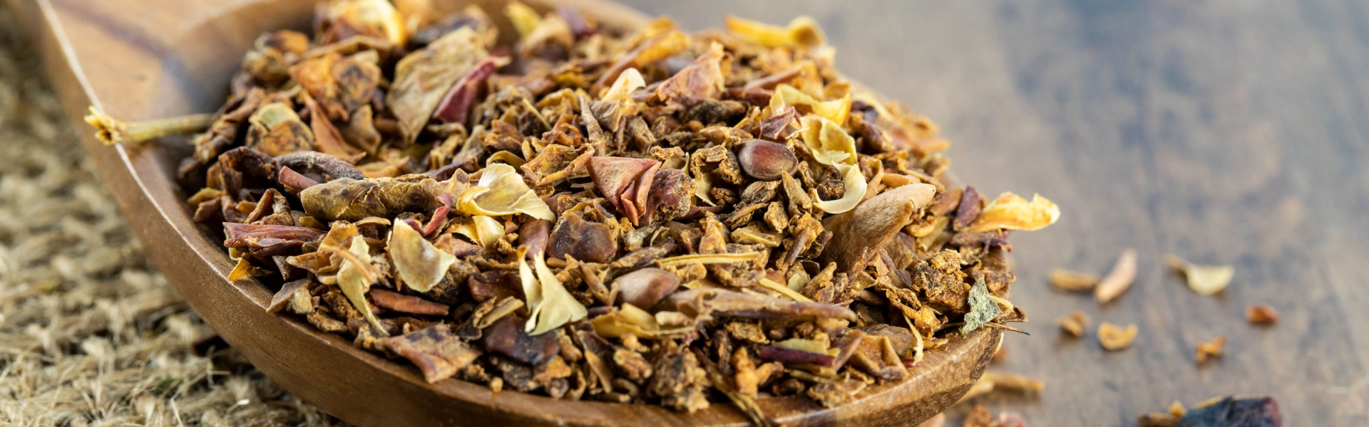 Getrockneter Trester auf einem Holzlöffel.