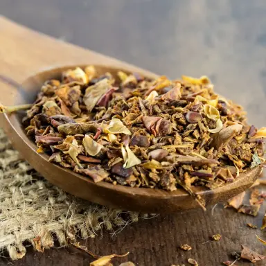 Getrockneter Trester auf einem Holzlöffel