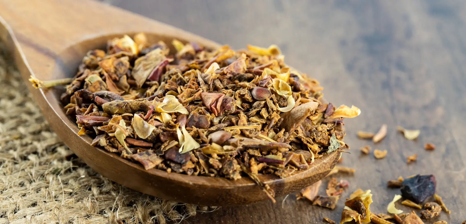 Getrockneter Trester auf einem Holzlöffel