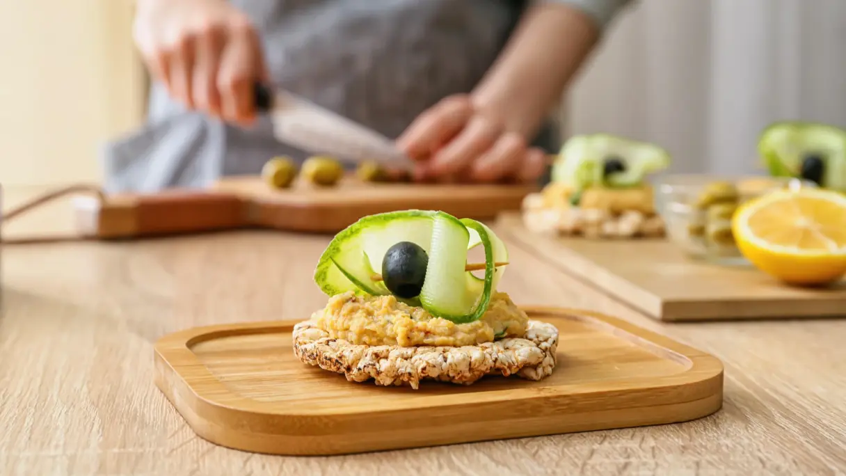 Gebäck mit Aufstrich auf einem Holzbrett.