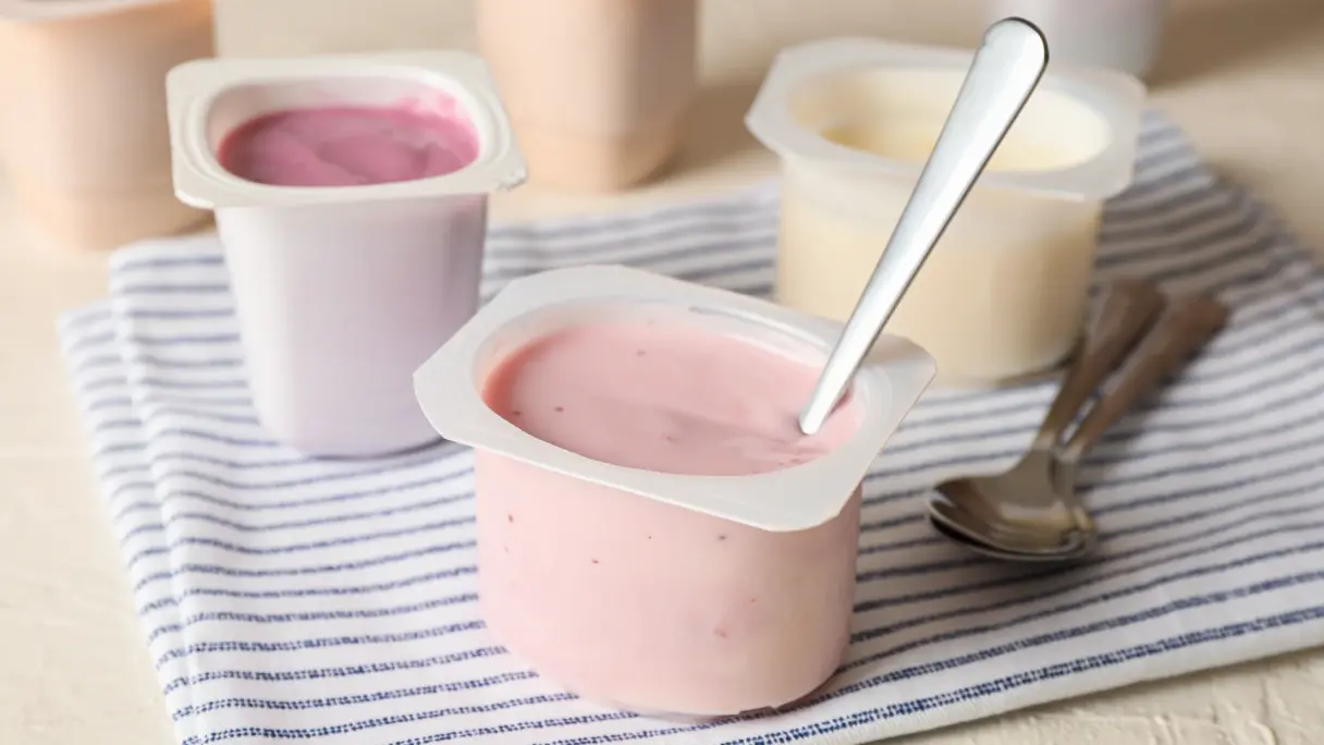 Probiotische Joghurts Verschiedene probiotische Joghurts mit kleinen Löffeln.