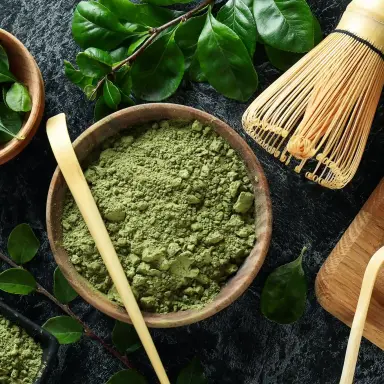 Matcha Matcha Pulver mit verschiedenen Utensilien.