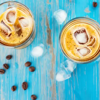 Südostasiatische Eiskaffees Südostasiatischer Eiskaffee in einem Glas.