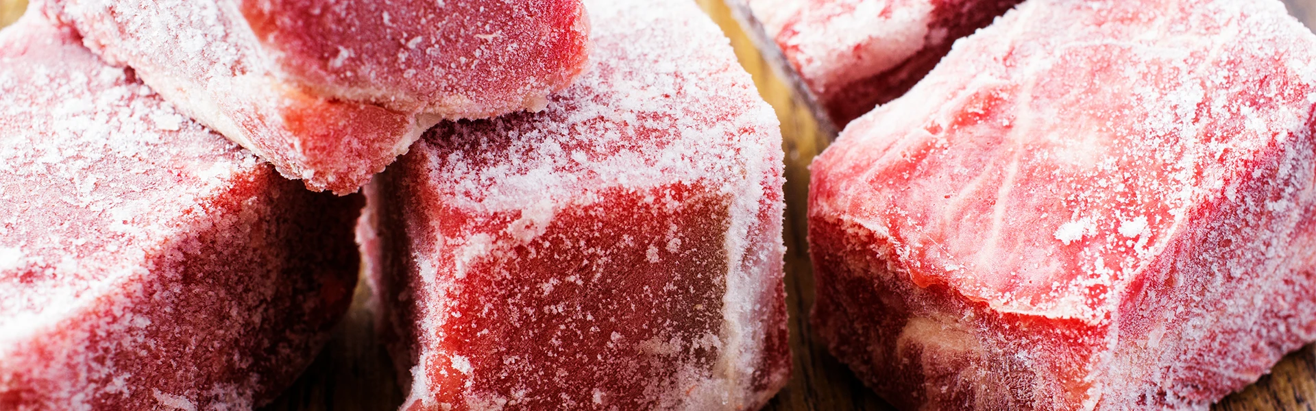 Grobe gefrorene Fleischwürfel mit Gefrierbrand.