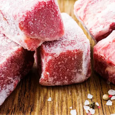 Grobe gefrorene Fleischwürfel mit Gefrierbrand.