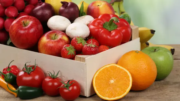 Sehr viele bunte Pillen liegen auf einem Haufen.