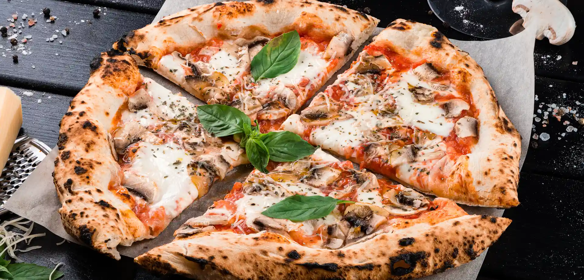 Gebackene Pizza mittig platziert auf einem Teller.