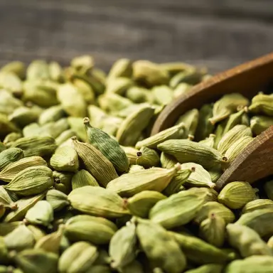 Auf dem Bild sind grüne Kardamomsamen zu sehen.