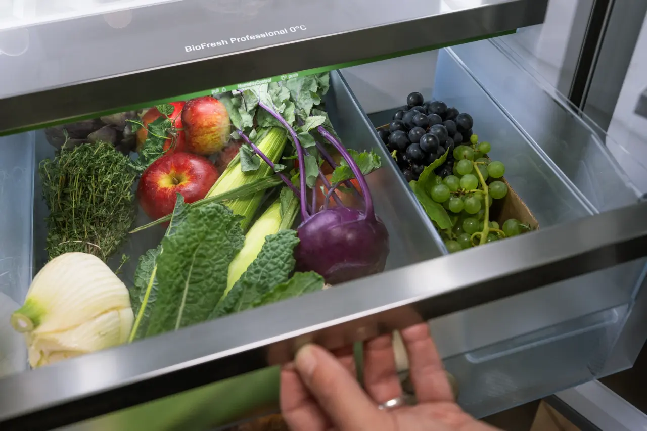 Fresh fruit and vegetables in BioFresh Professional safe with HydroBreeze for longer freshness