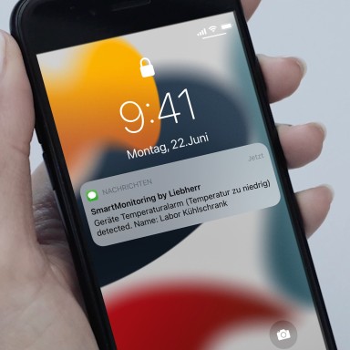 Auf einem Sperrbildschirm eines Handys erscheint eine Benachrichtigung des Liebherr SmartMonitoring Systems