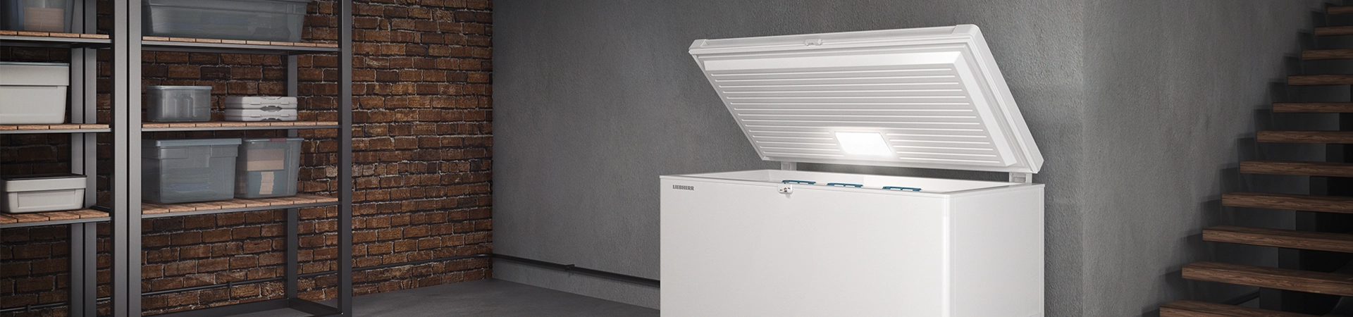 Geöffnete weiße Gefriertruhe in einem Kellerraum; seitliche Perspektive mit sichtbarer Innenbeleuchtung, Regalen und Treppe im Hintergrund.