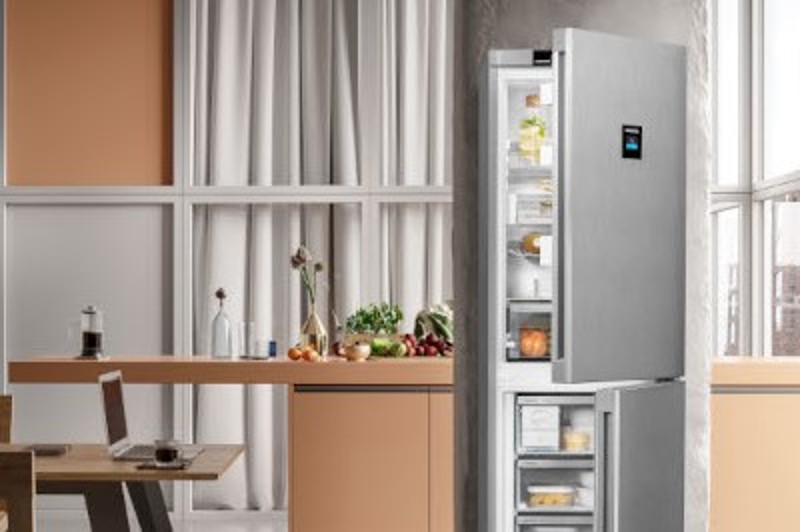 Half-opened freestanding fridge-freezer CNsfd573i-20 in a kitchen