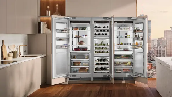 Monolith-Kühlschrank mit geöffneten Türen Monolith-Kühlschrank mit geöffneten Türen in heller, moderner Küche