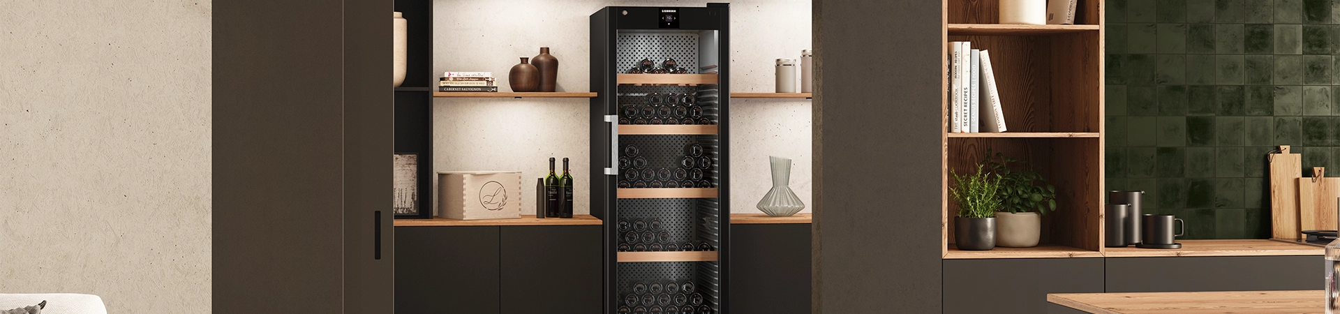 Moderne Küche mit schwarzem Weinkühlschrank und dekorativen Holzregalen