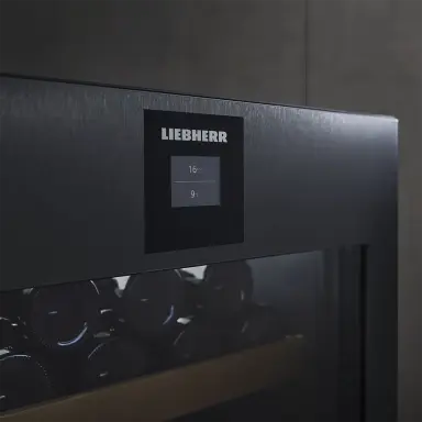 Weinkühlschrank mit digitaler Anzeige und zwei Temperaturzonen für Rot- und Weißwein.