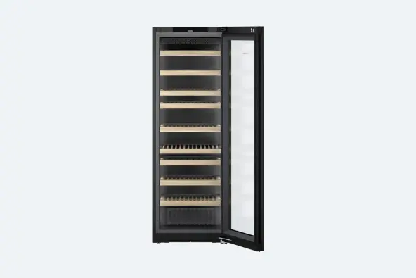 Freistehender Weinkühlschrank mit Glastür, Holzborden und zwei Temperaturzonen zur optimalen Weintemperierung