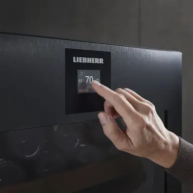 Touch-Display zur Luftfeuchtigkeitsregelung mit 70 % Einstellung für optimale Weinlagerung.