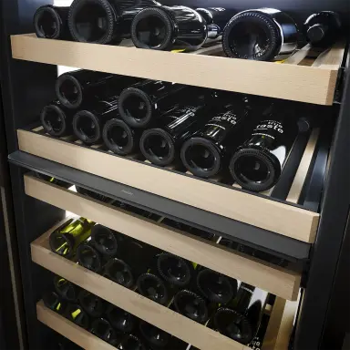 Weinkühlschrank mit Schwingungsdämpfung zur vibrationsarmen Lagerung von Weinflaschen auf Holzborden.