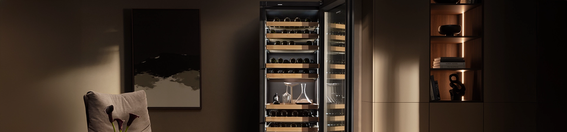 Weintemperierschrank im Wohnzimmer – stilvolle Weinlagerung mit Flaschen und Dekanter neben Sessel und Tisch