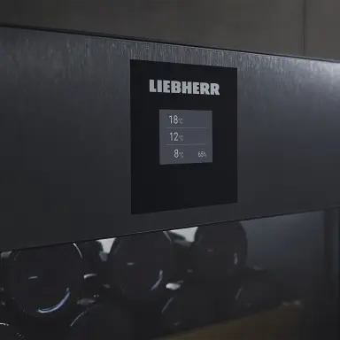 Digitale Anzeige am Weintemperierschrank – drei Temperaturzonen (18°C, 12°C, 8°C) und 65 % Luftfeuchtigkeit