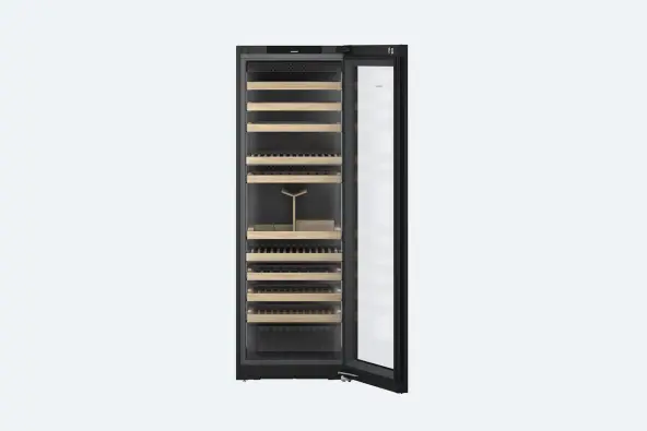 Freistehender Weinkühlschrank mit Glastür, Holzborden und drei Temperaturzonen zur optimalen Weintemperierung