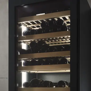 Weinkühlschrank mit UVProtect-Glas zum Schutz vor UV-Strahlung sowie Holzborden und Beleuchtung