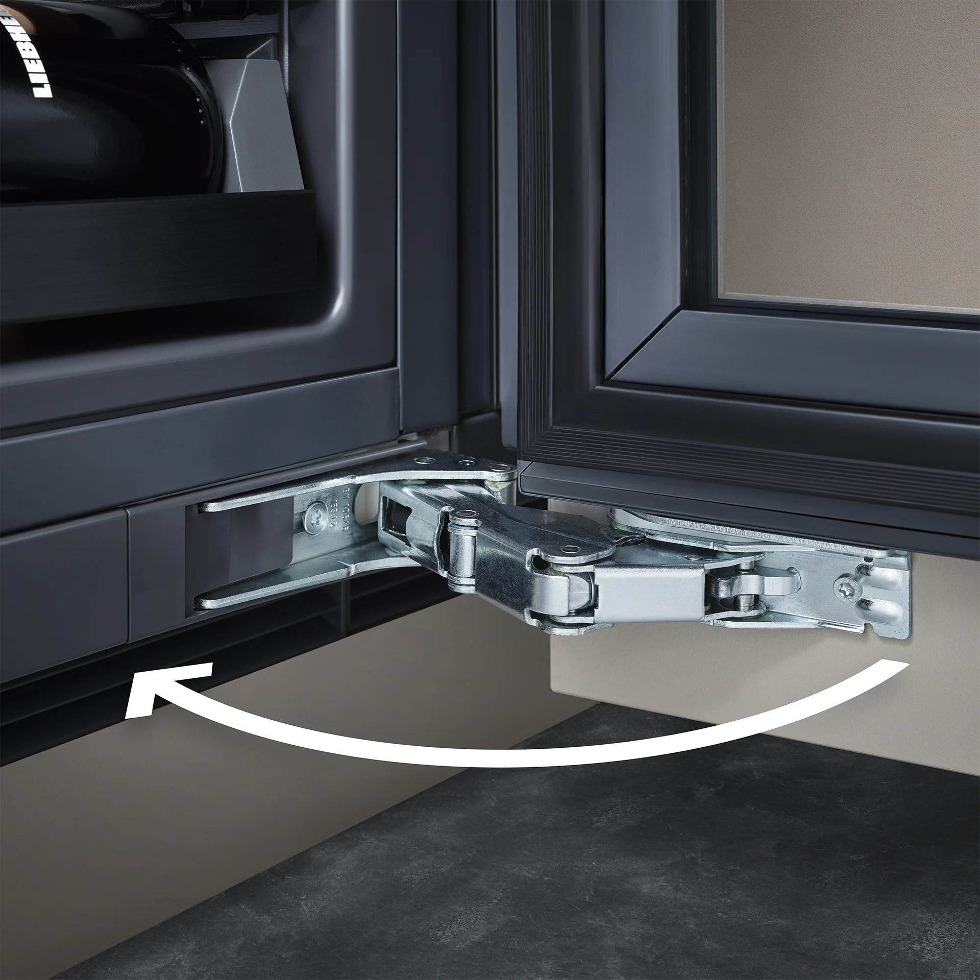SoftSystem-Schließdämpfung für sanftes Schließen Weinkühlschrank mit geöffneter Tür und sanftem Schließmechanismus dank SoftSystem-Technologie.