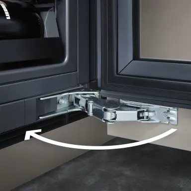 Weinkühlschrank mit geöffneter Tür und sanftem Schließmechanismus dank SoftSystem-Technologie.