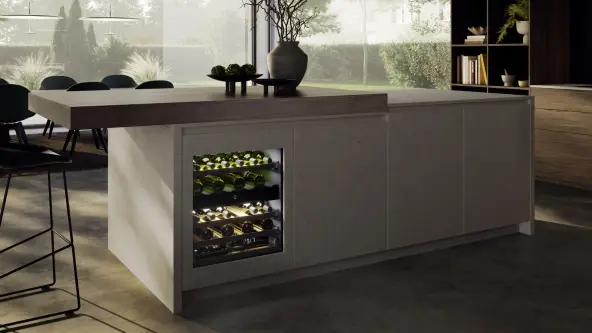 Unterbau-Weinkühlschrank mit Glastür eingebaut in Kücheninsel