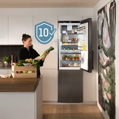 Верена Конрад до хладилник Liebherr; на изображението е показана „10-годишна гаранция от производителя“.