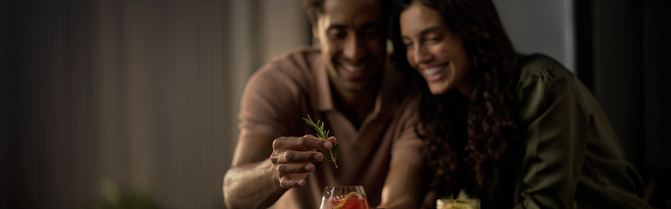 Paar dekoriert frisches Getränk mit Rosmarinzweig