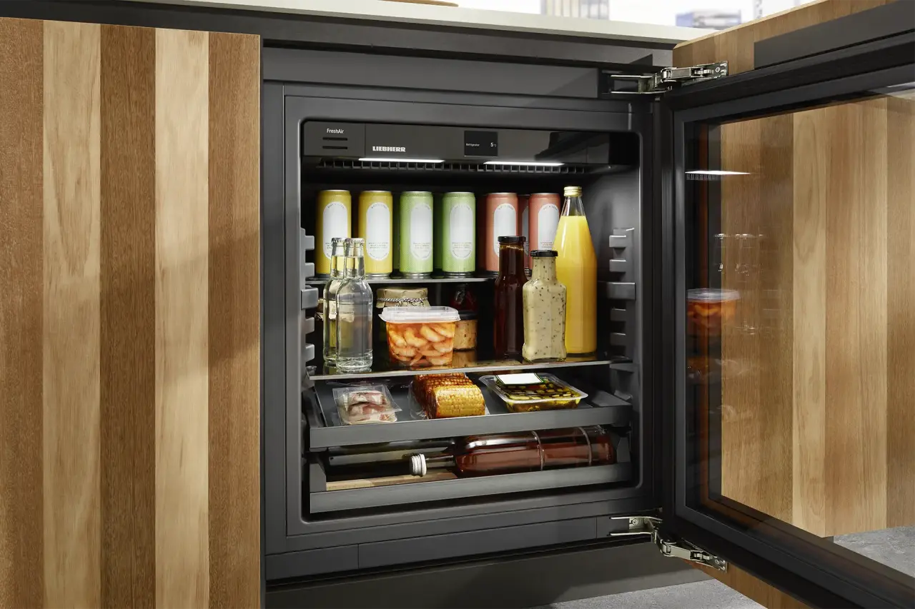 Geöffneter Outdoor-Kühlschrank mit gekühlten Getränken verpackten Snacks und Soßen