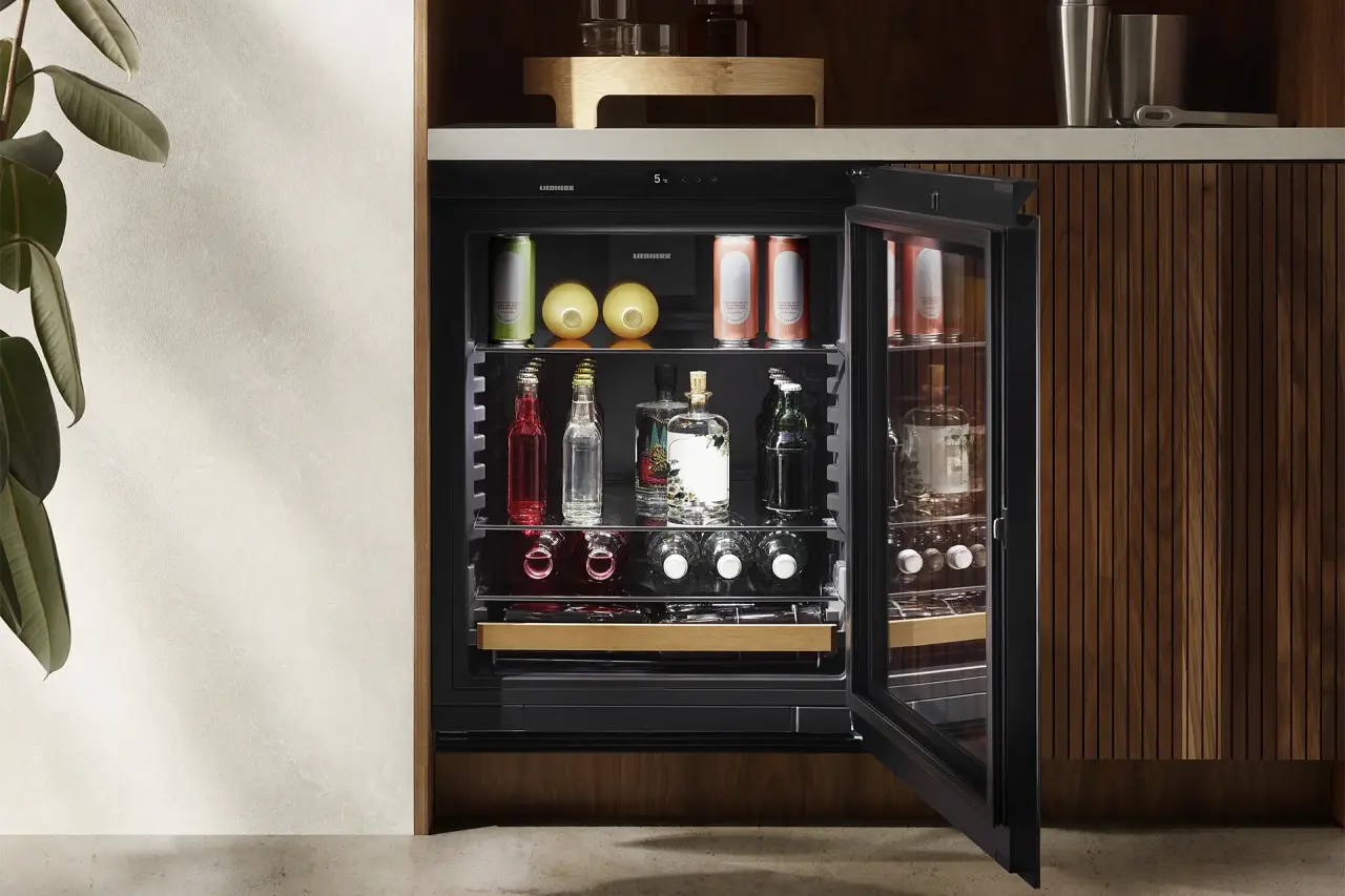 Wohnzimmer mit Bar und integriertem Unterbau-Getränkekühlschrank mit geöffneter GlassBlack Tür