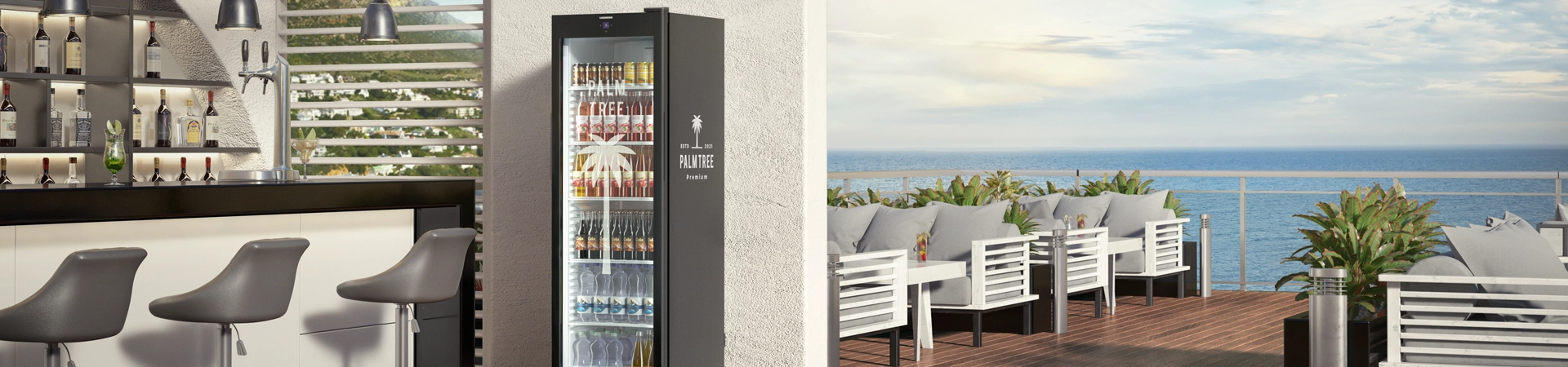 Schwarzer Getränkekühlschrank mit individuell bedrucktem Gehäuse, gefüllt mit Getränken, neben moderner Bar und Hockern.