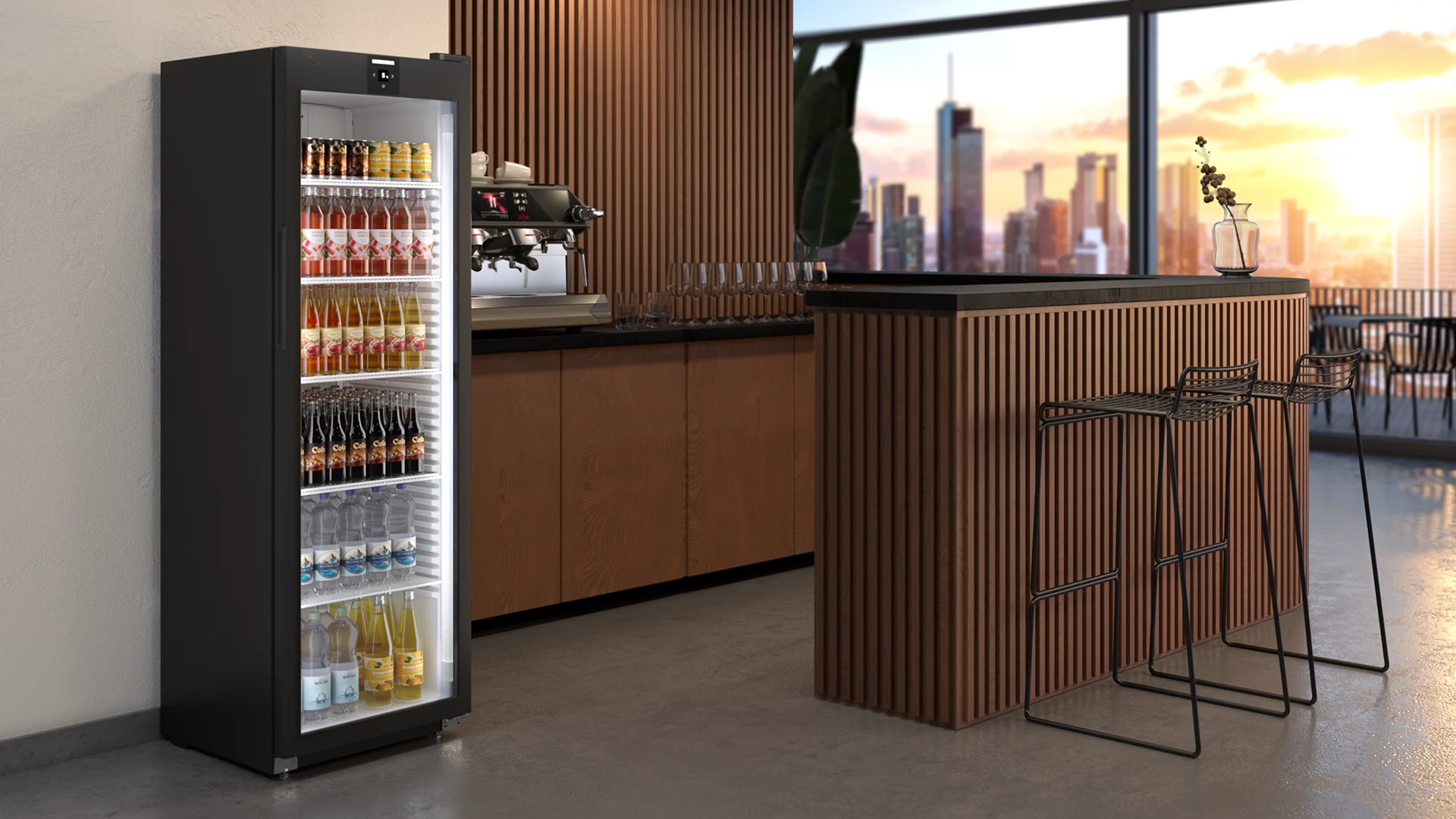 Professional Getränkekühlschränke Schwarzer Getränkekühlschrank neben moderner holzverkleideter Bar mit Hockern und Blick auf städtische Skyline.