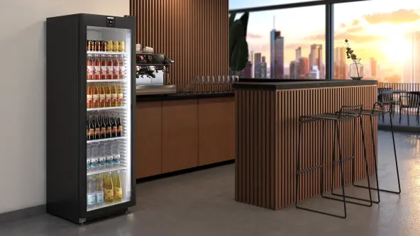 Professional Getränkekühlschränke Schwarzer Getränkekühlschrank neben moderner holzverkleideter Bar mit Hockern und Blick auf städtische Skyline.