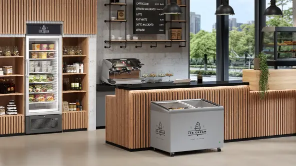 Moderner Verkaufsraum mit Eistruhe, Eis-Gefrierschrank, Theke und Menütafel über Kaffeemaschine
