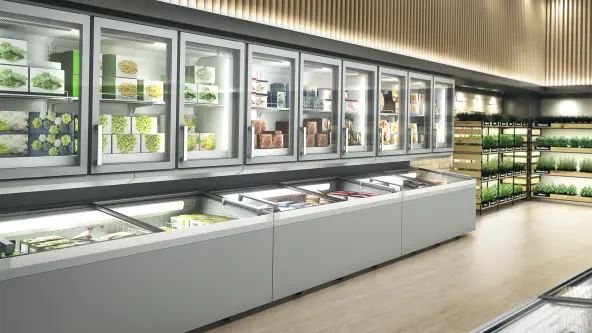 Gefriergeräte für den Lebensmittelhandel Moderne Gewerbe-Gefriergeräte mit Glastüren und Glasschiebedeckeln, gefüllt mit Tiefkühlprodukten in einem hellen Verkaufsraum.