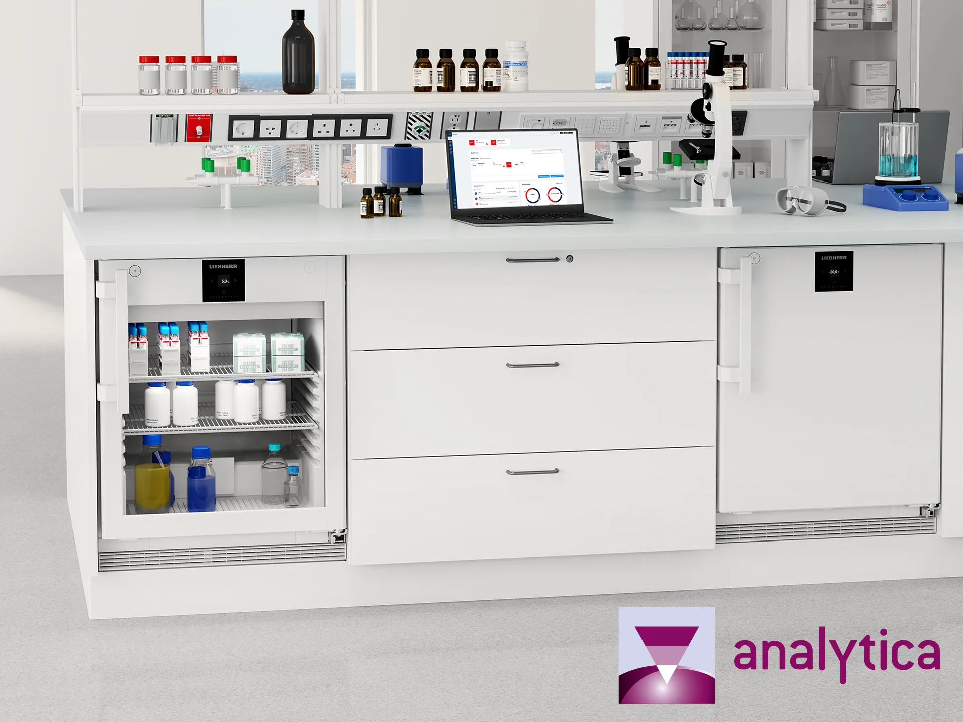 analytica 2026 Highlight: Unterbau-Laborkühlgerät Unterbau-Laborkühlgerät in einer modernen Laborarbeitsstation, frontal sichtbar mit Überblick auf Substanzen und Probenflaschen sowie klarer LED-Ausleuchtung.