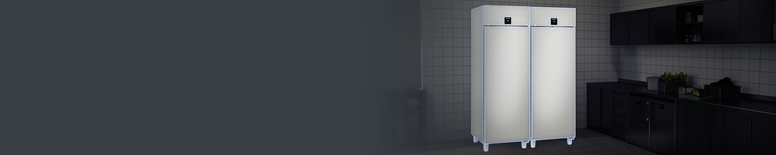 Gesamtbetriebskosten: Gewerbekühlschränke im Fokus Zwei freistehende Gewerbekühlschränke aus Edelstahl in einer professionellen Küchenumgebung.