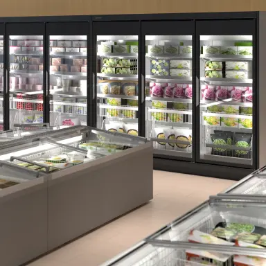 Tiefkühlregale mit verpackten Lebensmitteln Mehrere Tiefkühlregale mit Glastüren und verpacktem Gemüse sowie Tiefkühltruhen im Supermarkt.