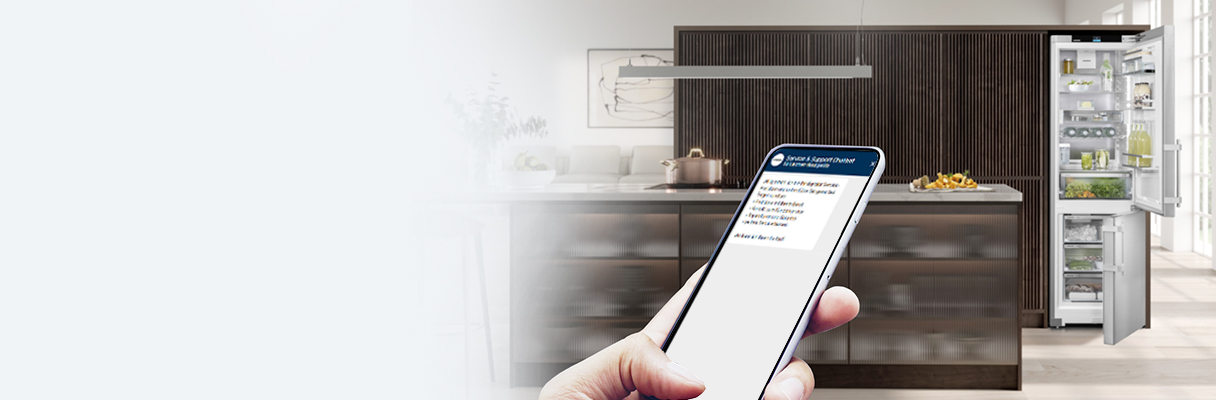 Hand hält Smartphone mit geöffneter Home-Connect-App vor moderner Küche mit offenem Kühlschrank. Smartphone mit Home-Connect-App und offenem Kühlschrank in moderner Küche.
