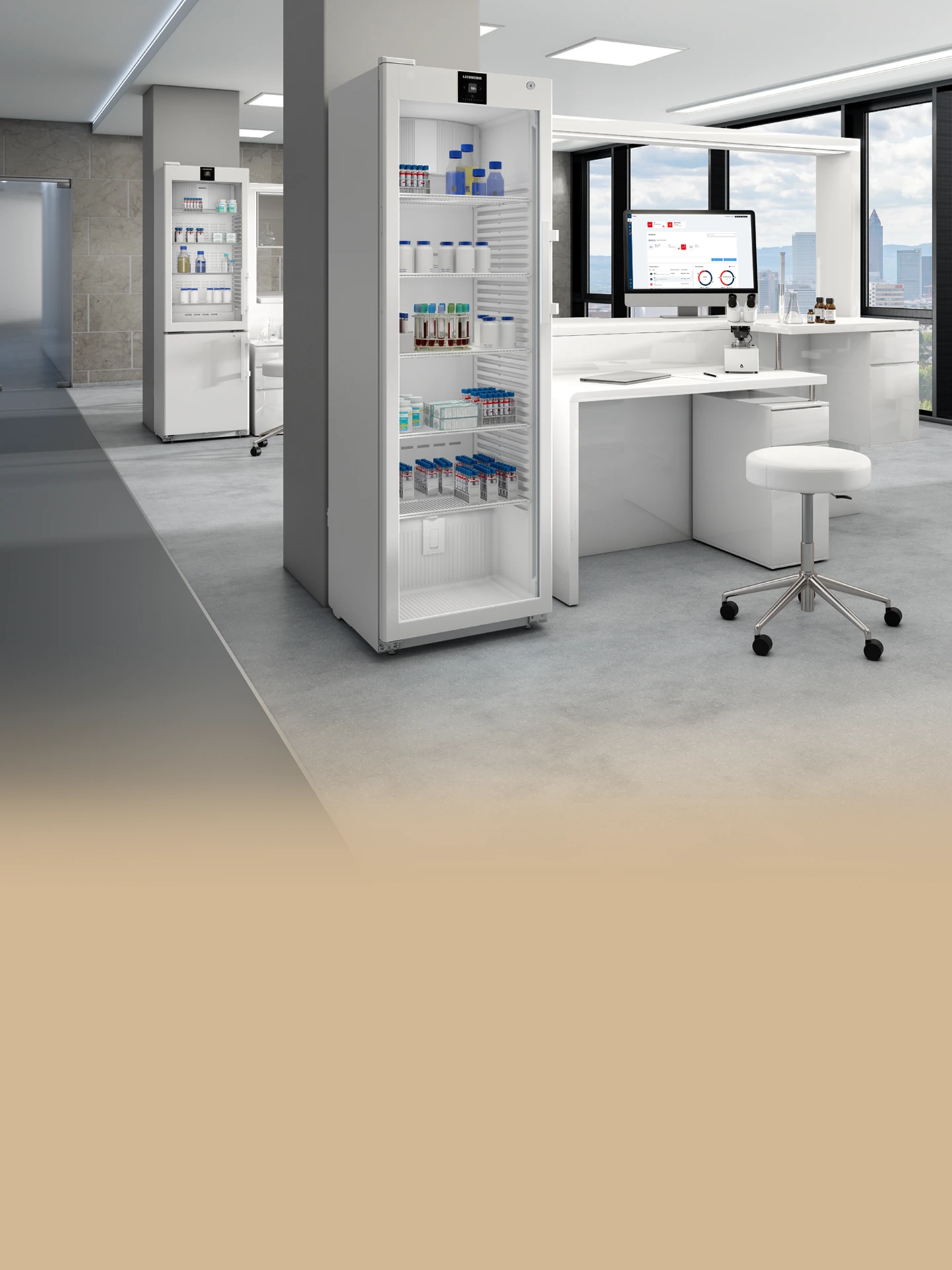 Heller Laborraum mit großen Laborkühlschranken im Vordergrund; Laborkühlgeräte zeigen gelagerte Proben und Medikamente, modern eingerichteter Arbeitsbereich im Hintergrund.