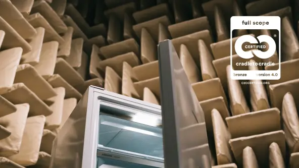 Top half of freestandig freezer FNXa 522i visible in a soundproof room with white Cradle to Cradle label placed on top right corner