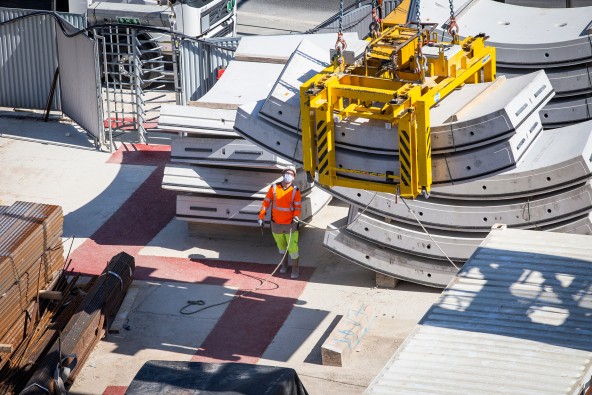 liebherr-ec-h-worker