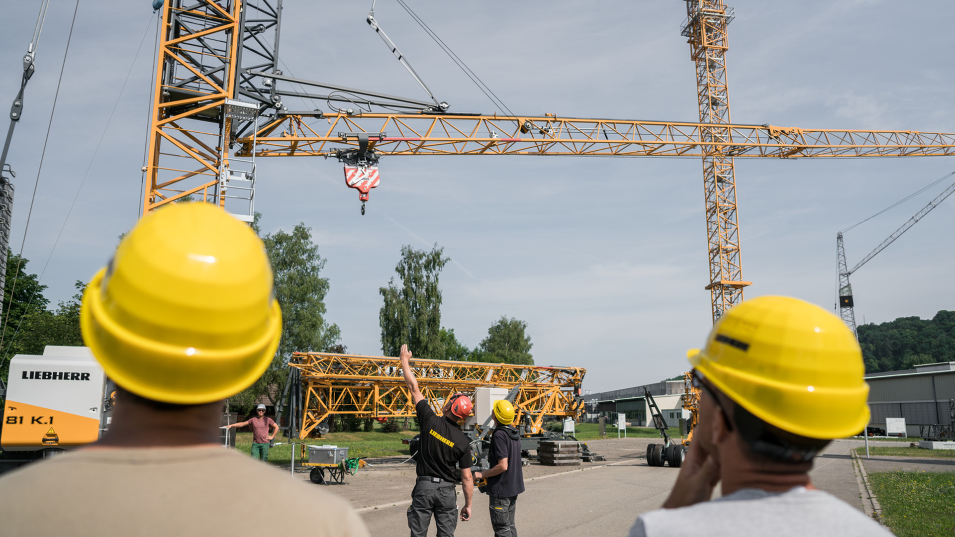 liebherr-header-kranführerin